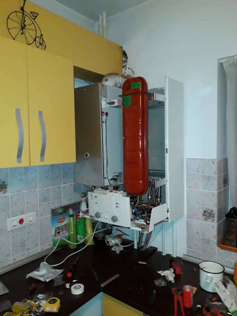 Centrală murală cu carcasa scoasă, în timpul unei revizii