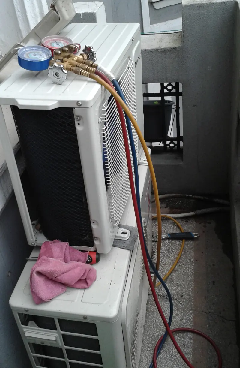 Unitate exterioară de aer condiționat deschisă, cu manometrele de freon conectate
