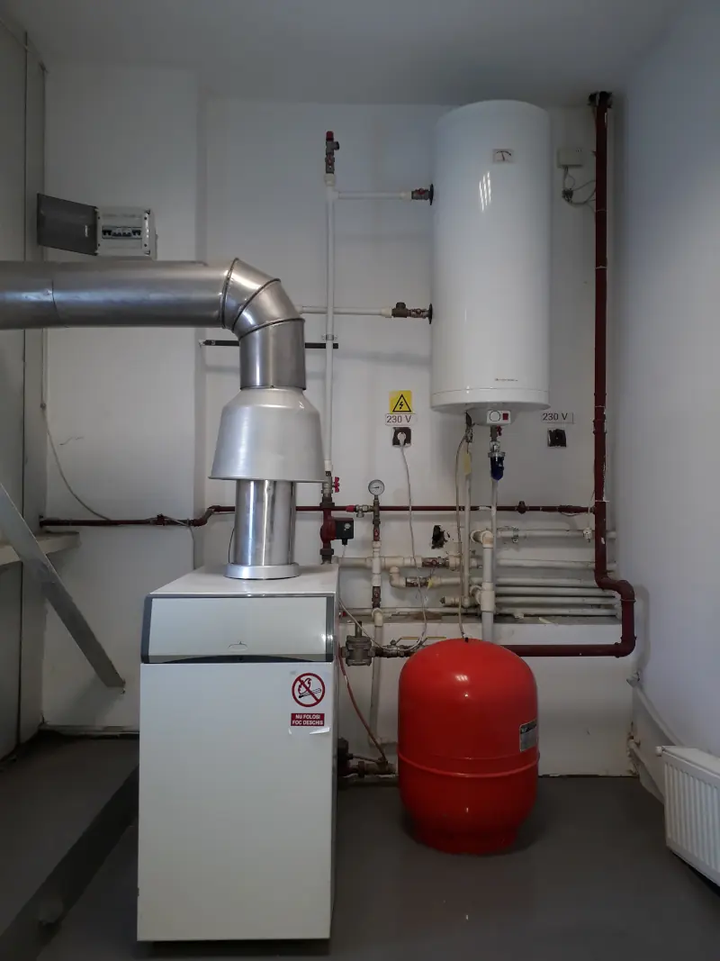 Cazan de pardoseală cu tubulatura coșului de evacuare și boiler